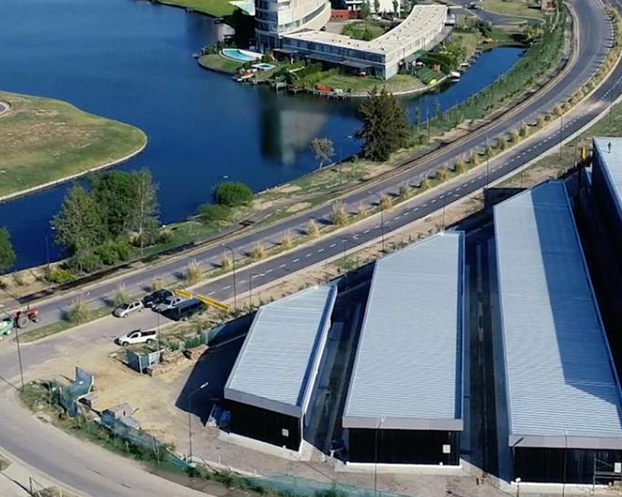 Vista aérea de +Metros Nordelta junto a las lagunas