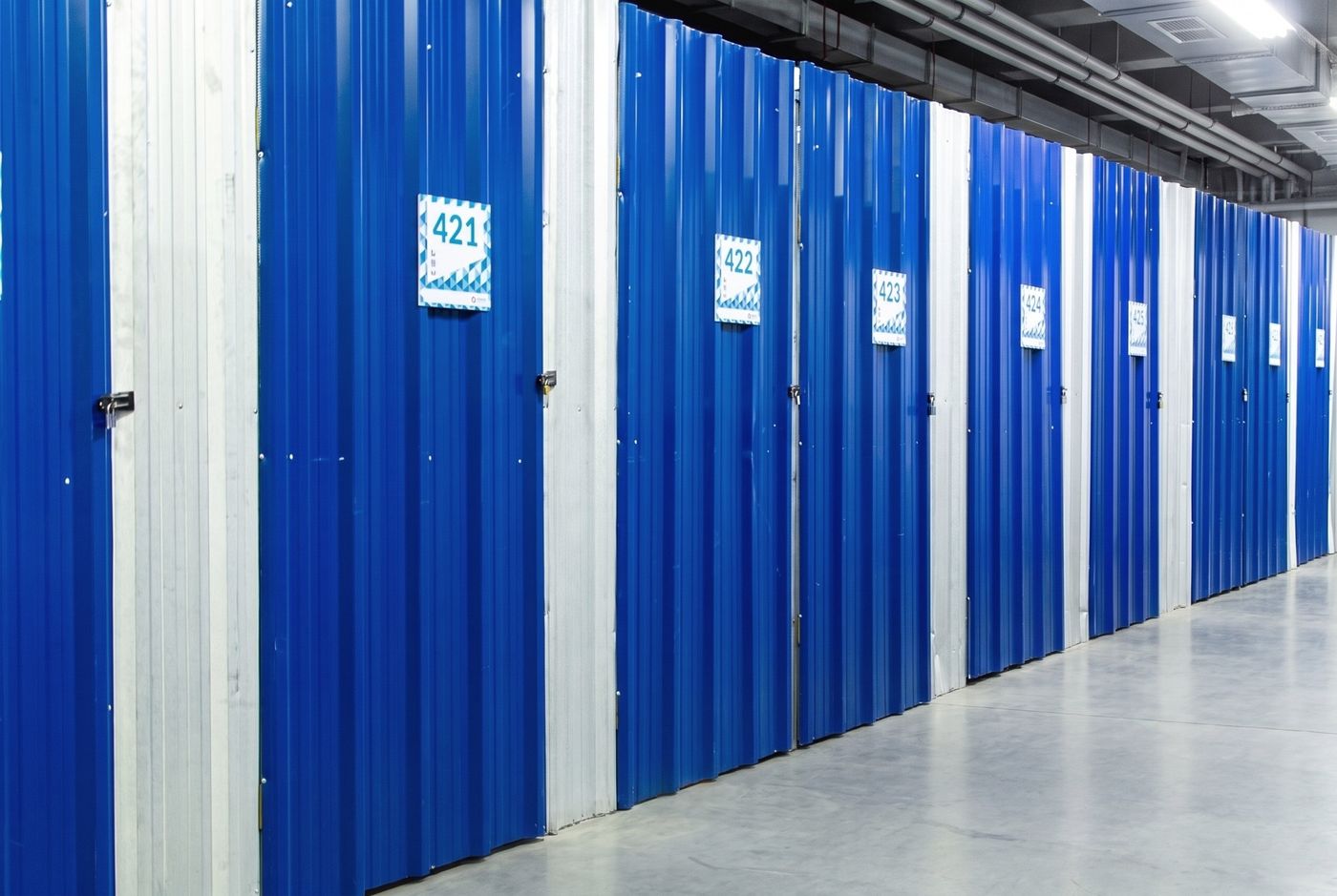 Un pasillo de bauleras de +Metros con puertas azules