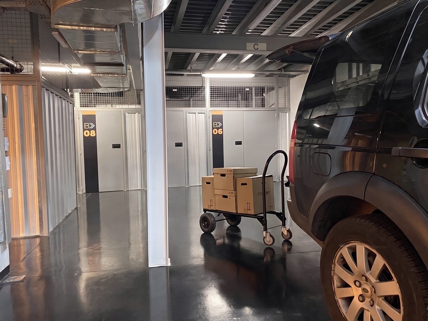 Una camioneta estacionada junto a las bauleras de +Metros Belgrano