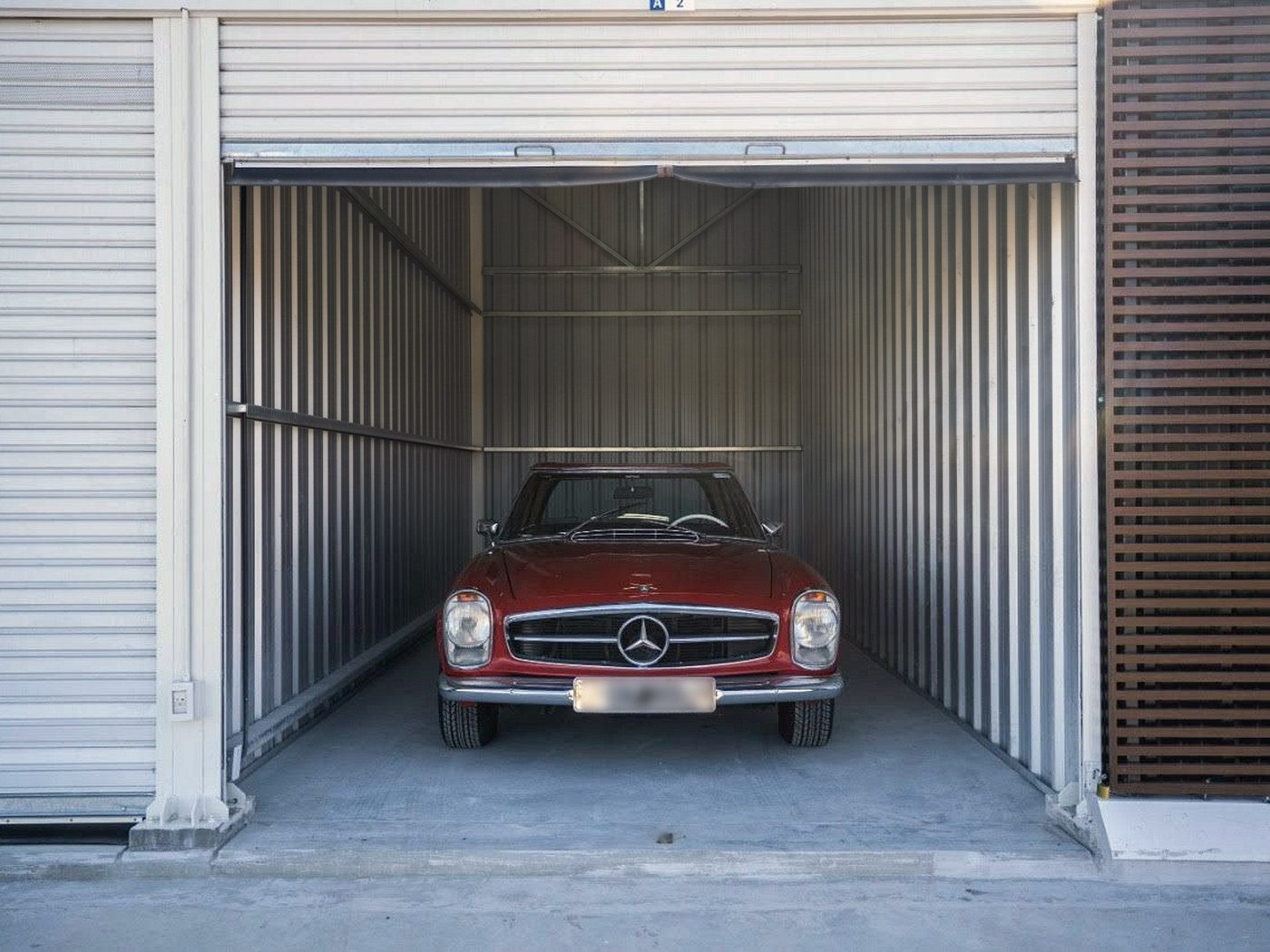 Un auto guardado en una unidad de Urban Storage Nordelta
