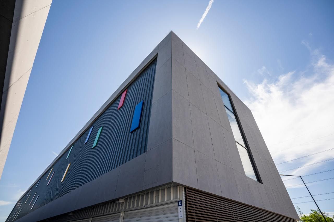 El edificio de una sucursal de +Metros
